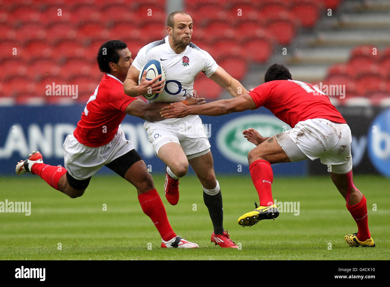 Rugby Union - Churchill Cup - England Sachsen / Tonga - Kingsholm. Charlie Sharples von England Saxon schneidet während des Churchill-Cup-Spiels in Kingsholm, Gloucester, zwischen Tonga's Sione Fonua und Suka Hufanga. Stockfoto