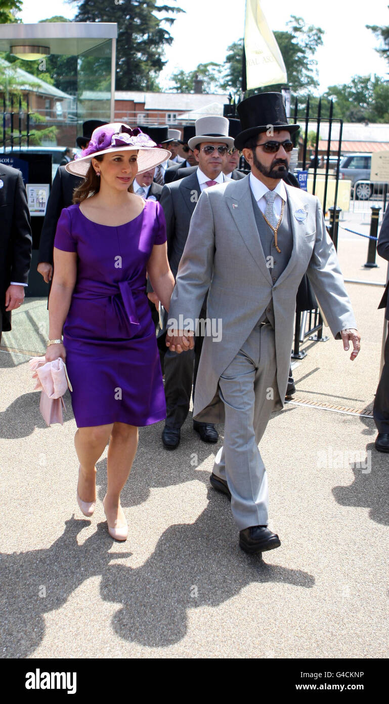 Scheich Mohammed bin Rashid Al Maktoum und Königliche Hoheit Prinzessin Haya Bint Al Hussein am ersten Tag des Royal Ascot Meetings auf der Ascot Racecourse, Berkshire. Stockfoto