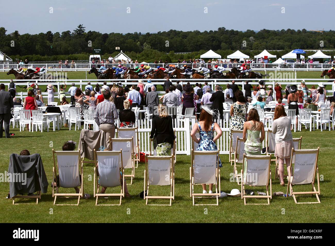 Racegoers beobachten die letzten Etappen des King's Stand Stakes am ersten Tag des Royal Ascot Meeting 2011. Stockfoto