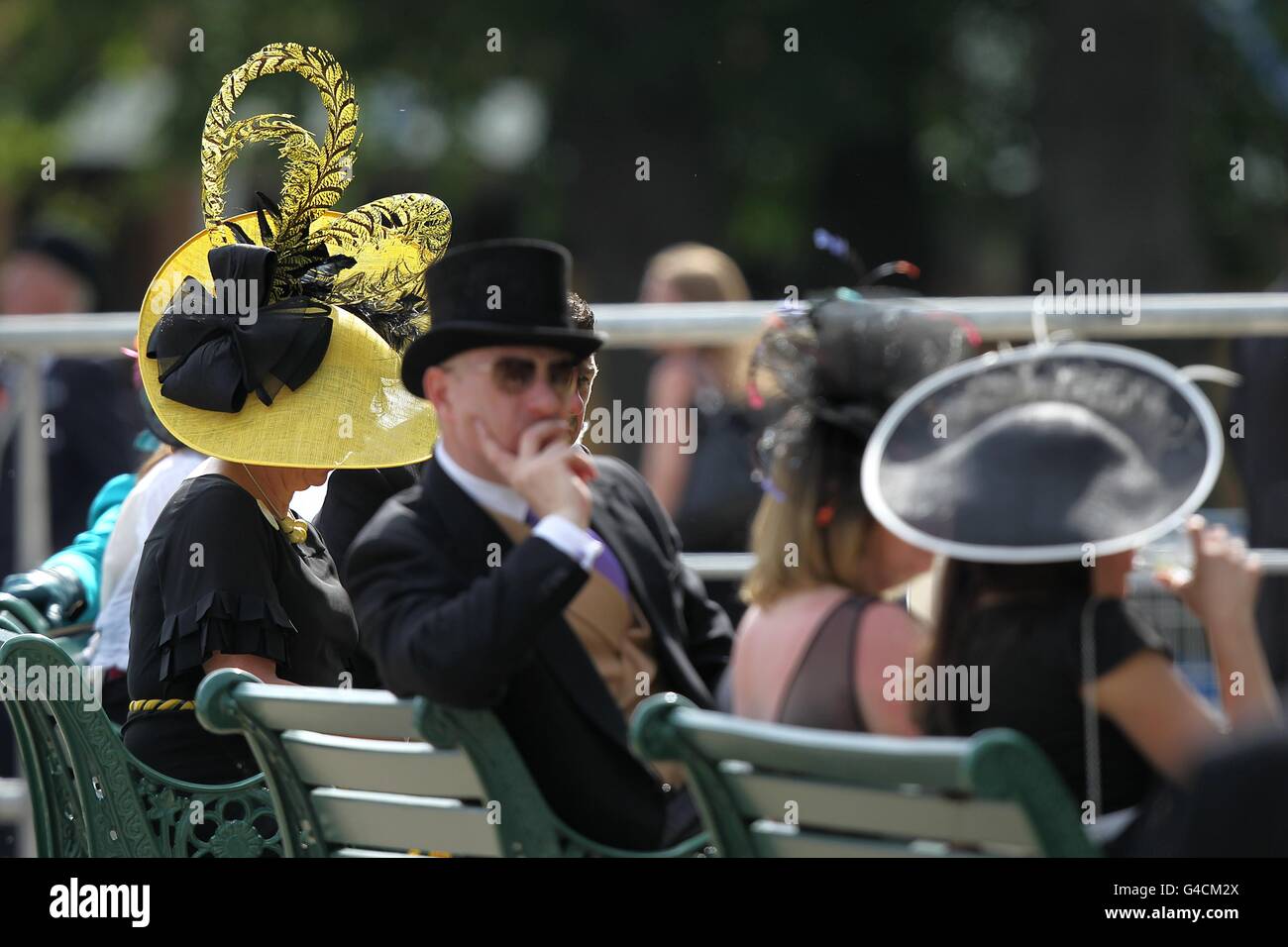 Am ersten Tag des Royal Ascot Meeting 2011 werden modische Hüte getragen. Stockfoto