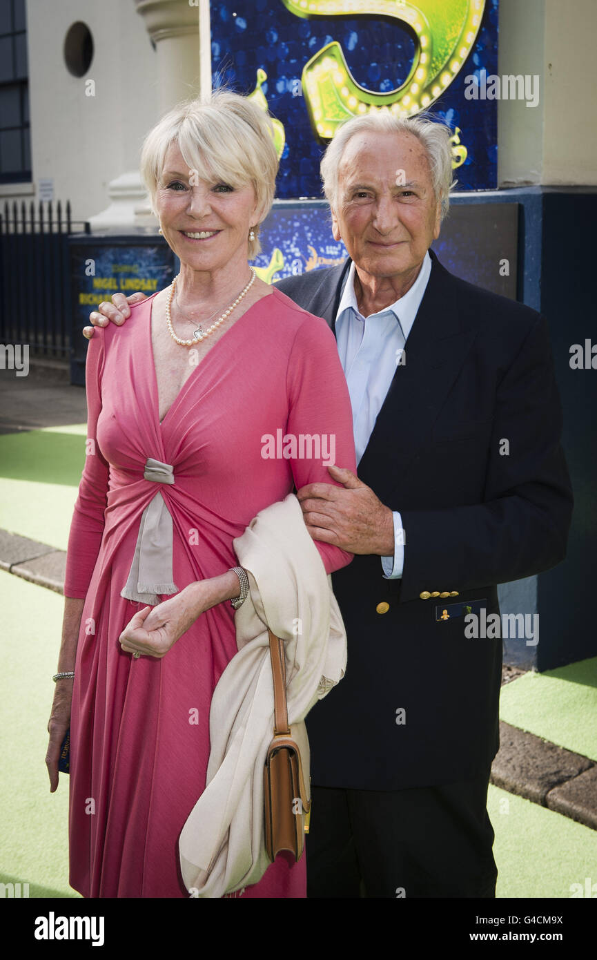 Michael Winner und Geraldine Edwards bei der Eröffnungsnacht von Shrek the Musical im Theatre Royal in London. Stockfoto