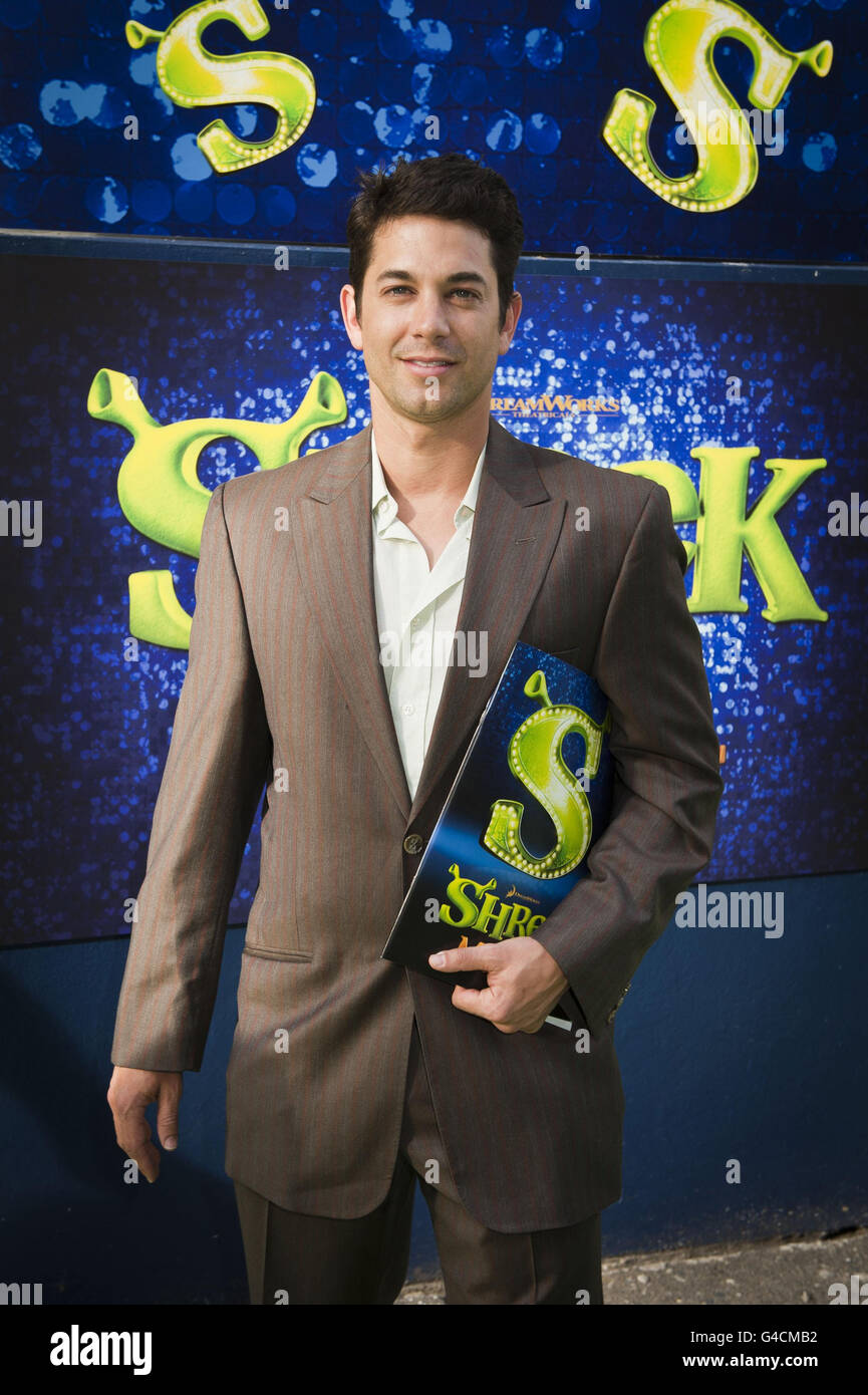 Adam Garcia bei der Eröffnungsnacht von Shrek The Musical im Theatre Royal in London. Stockfoto