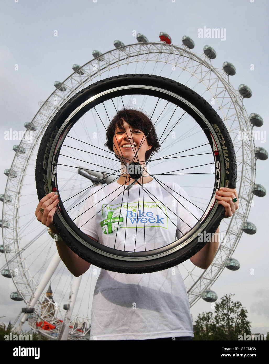 Fernsehmoderatorin Dawn Porter nimmt an der Vorstellung der Team Green Britain Bike Week bei der All Party Parliamentary Cycling Group Fahrradtour vom EDF Energy London Eye zum House of Lords Teil. Stockfoto