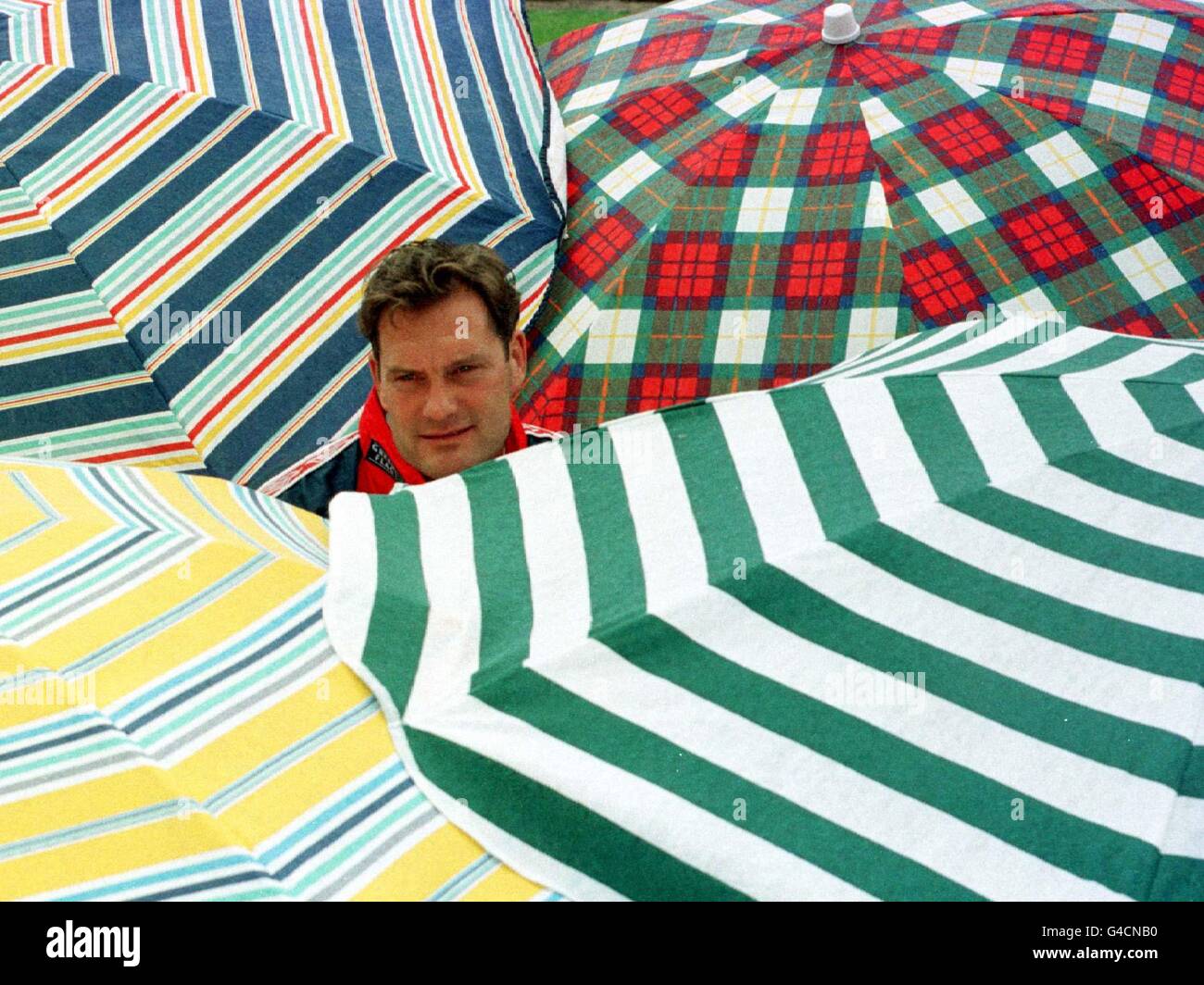 England-Coach Glenn Hoddle während eines Trainings in Bisham Abbey heute (Montag), bevor es zur Weltmeisterschaft morgen geht. Foto von Adam Butler/PA. Stockfoto