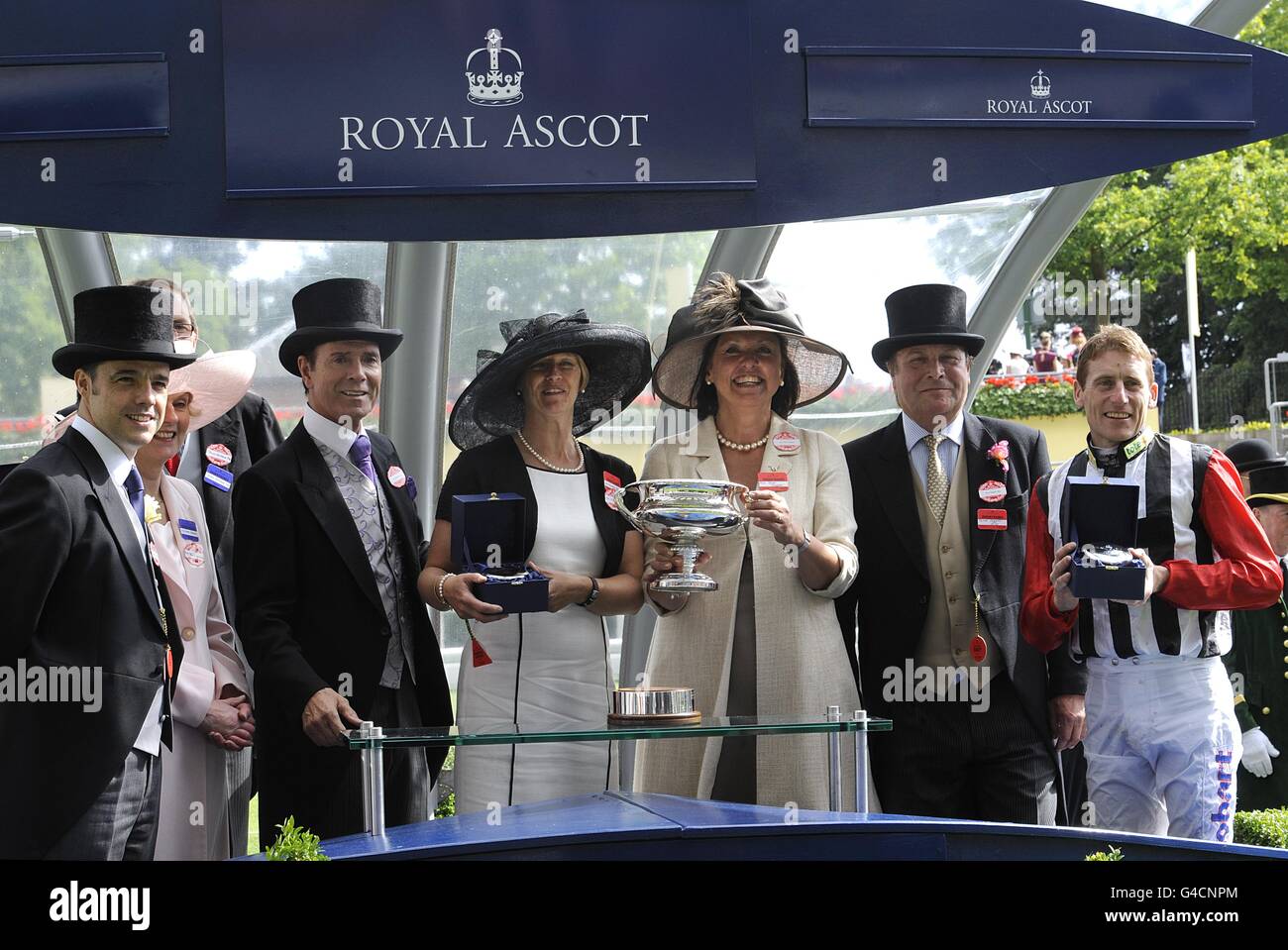 Die Gewinner Peter und Jan Hopper (zweite rechts und dritte rechts), Michelle Morris (Mitte) posieren mit dem Jockey Johnny Murtagh (rechts) und Sir Cliff Richard (dritte links), nachdem Deacon Blues am fünften Tag des Royal Ascot Meeting 2011 die Wokingham Stakes gewonnen hat. Stockfoto