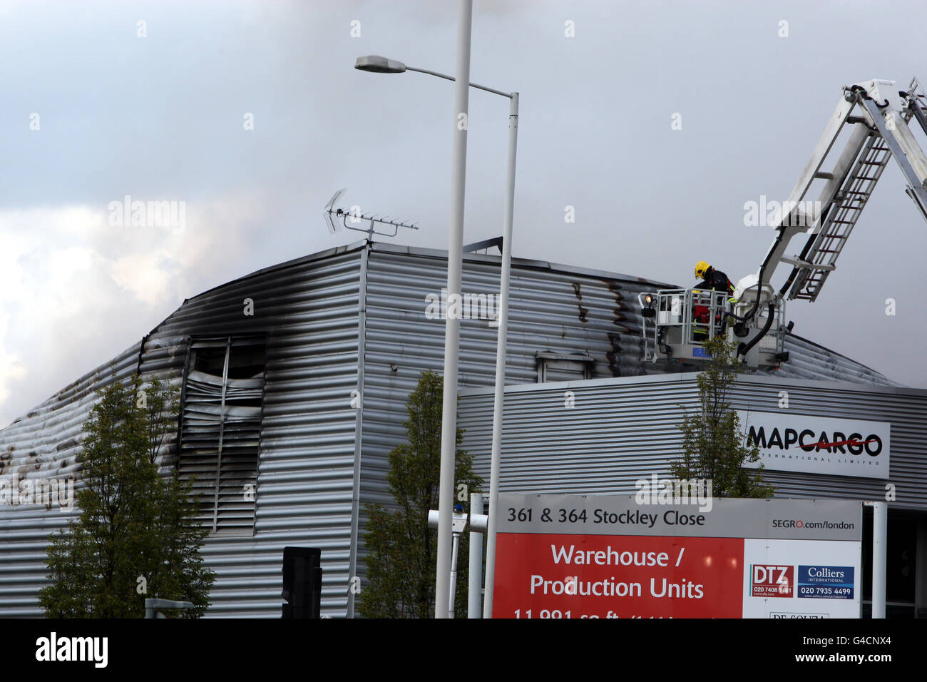 Feuerwehrleute am Brandort eines Lagerhauses in Stockley Close, West Drayton, im Westen Londons. Stockfoto