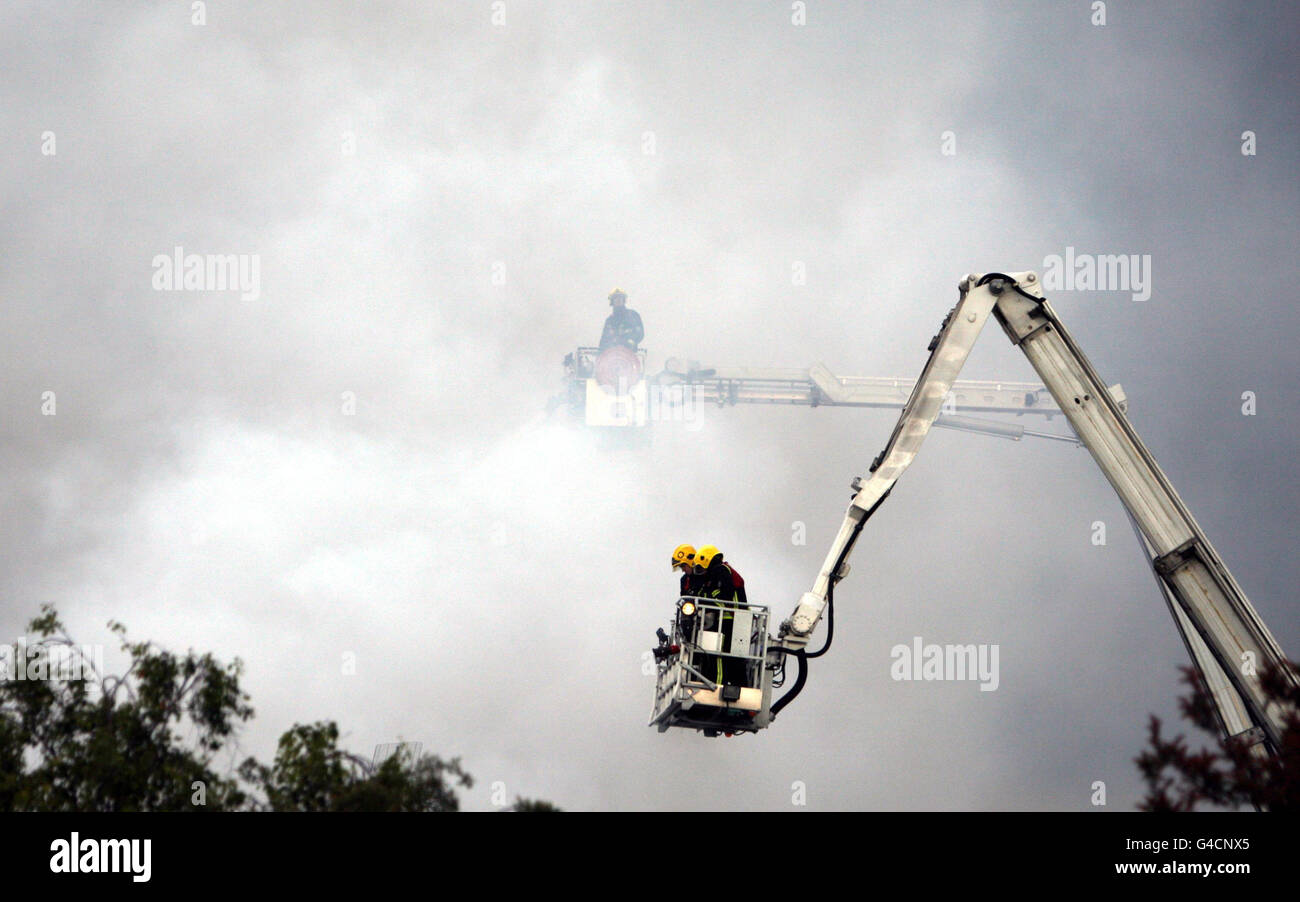 Feuerwehrleute am Brandort eines Lagerhauses in Stockley Close, West Drayton, im Westen Londons. Stockfoto