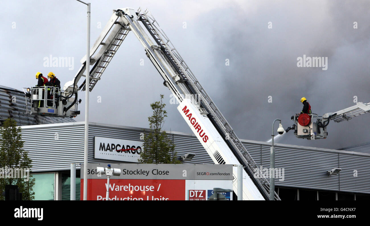 Lagerbrand. Feuerwehrleute am Brandort in einem Lagerhaus in Stockley Close, West Drayton, im Westen Londons. Stockfoto