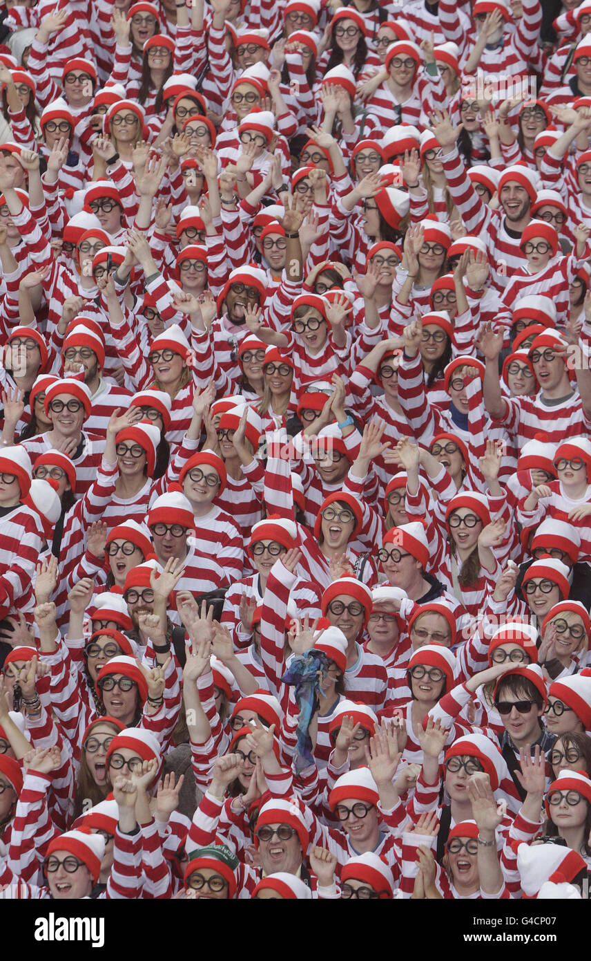 Menschen, die als Zeichentrickfigur Where's Wally auf dem Merrion Square in Dublin verkleidet sind, als die 3657 versammelten Menschen den Weltrekord für die Anzahl der Menschen, die während der Street Performance World Championships als Where's Wally gekleidet waren, brechen. Stockfoto