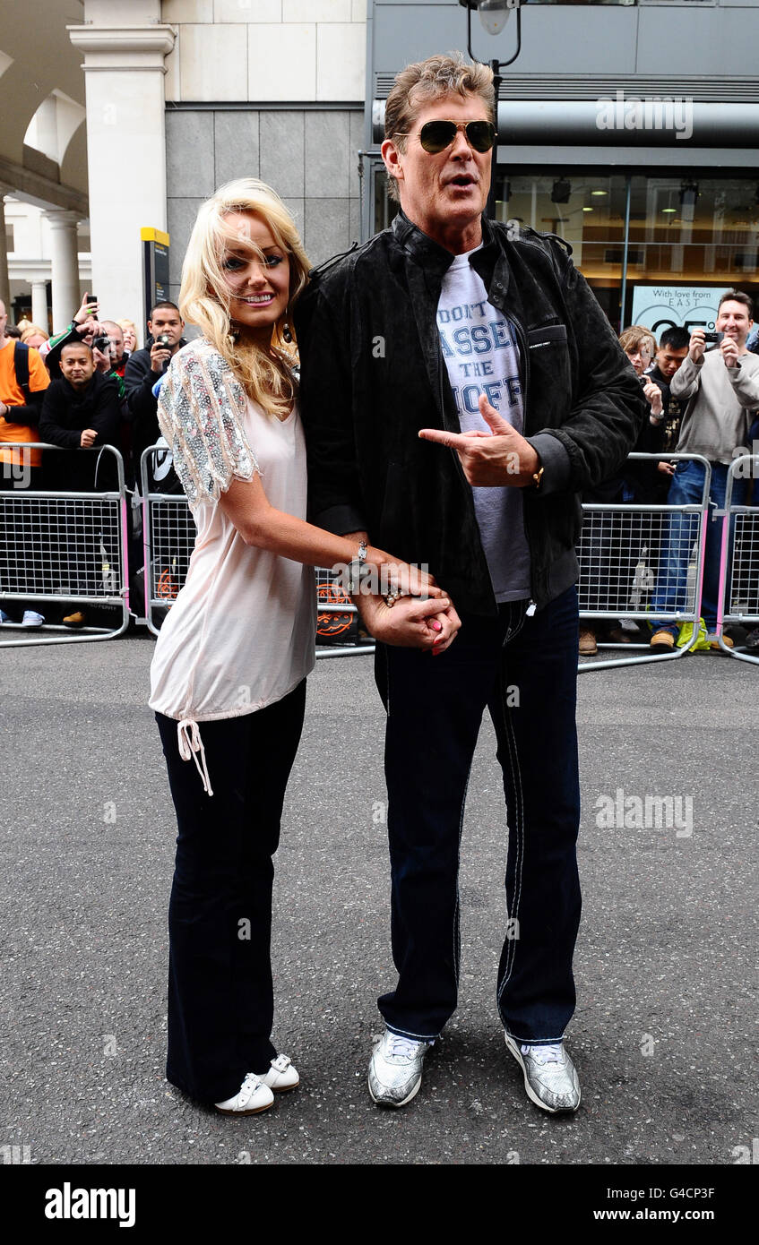 David Hasselhoff und Hayley Roberts sind beim Start der Gumball Rally 3000 in Covent Garden in London zu sehen. DRÜCKEN Sie VERBANDSFOTO. Datum der Piktur: Donnerstag, 26. Mai 2011. Bildnachweis sollte lauten: Ian West/PA Stockfoto