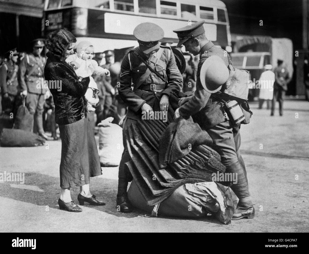 Flugzeugabwehrplätze, die sich darauf vorbereiten, ihren Londoner Hauptsitz zu verlassen und ihren Bahnhof zu erreichen. Stockfoto