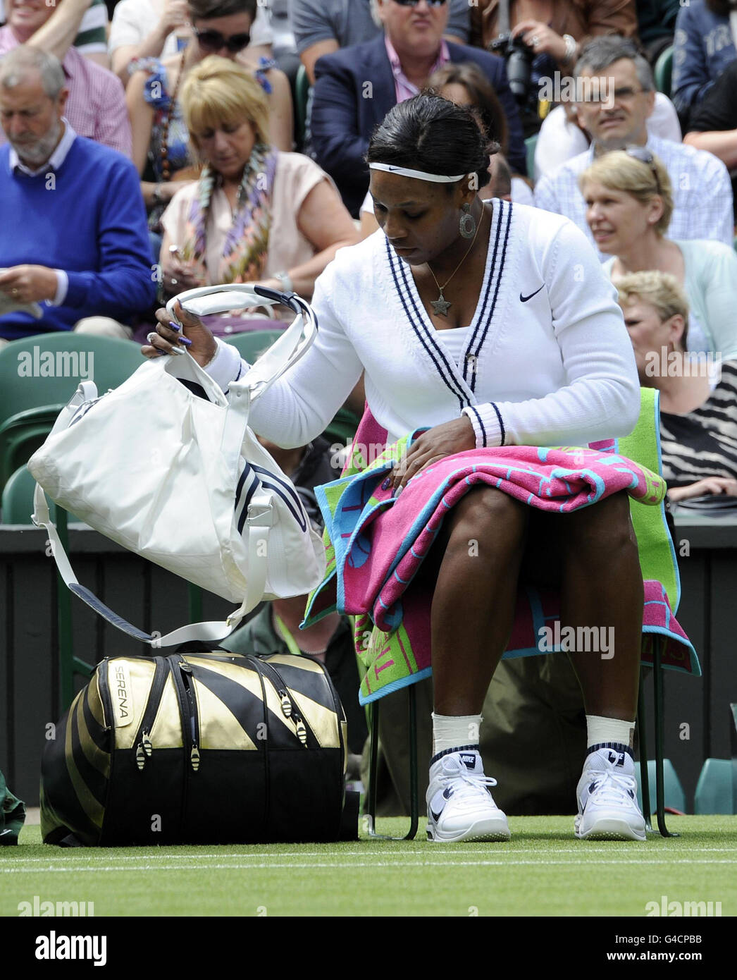 Die US-Amerikanerin Serena Williams kommt für ihr Spiel gegen die französische Aravane Rezai am zweiten Tag der Wimbledon Championships 2011 im All England Lawn Tennis und Croquet Club in Wimbledon an. Stockfoto