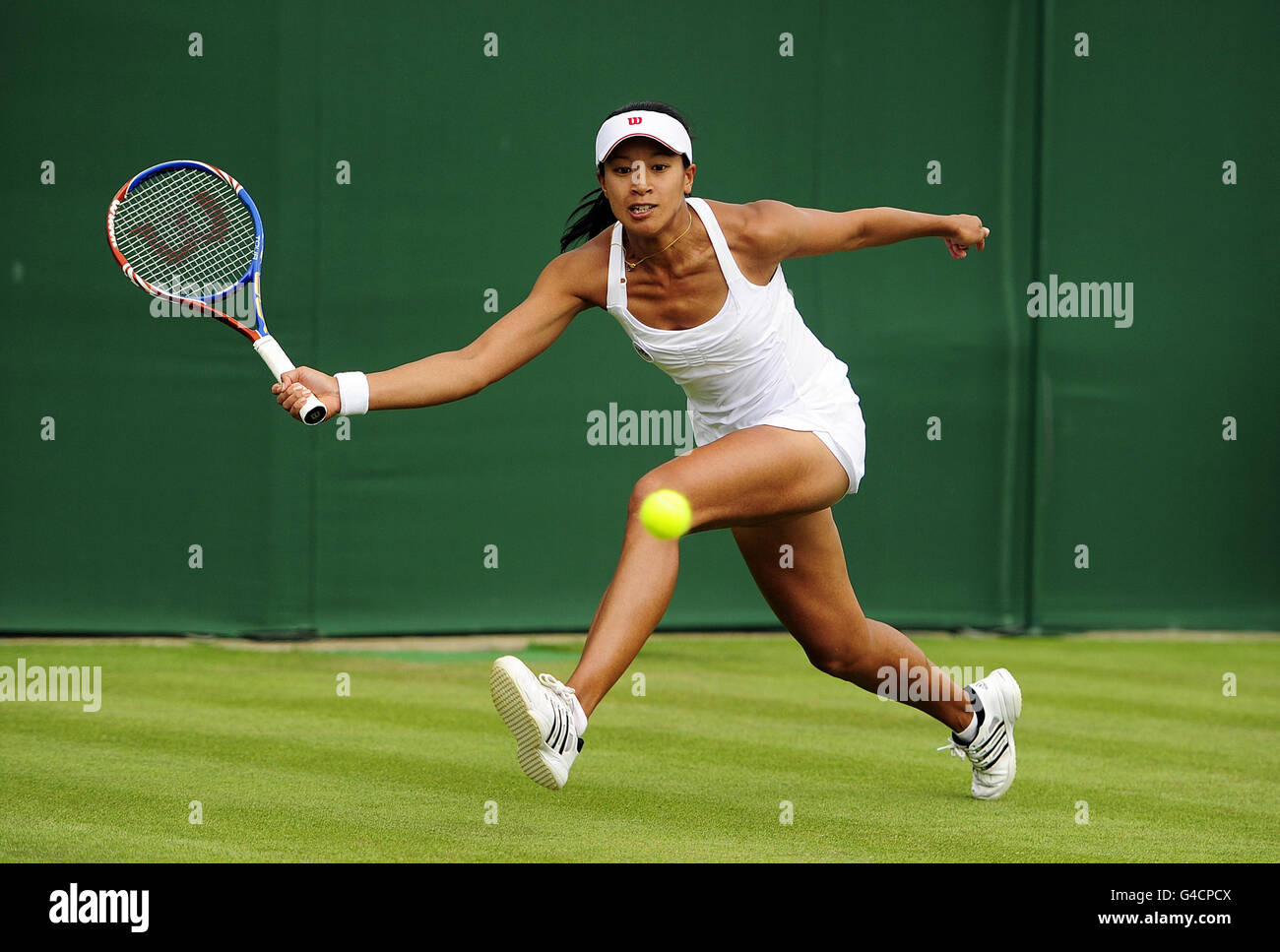 Am ersten Tag der Wimbledon Championships 2011 im All England Lawn Tennis and Croquet Club, Wimbledon, setzt sich die britische Anne Keothavong gegen die britische Naomi Broady in Aktion. Stockfoto