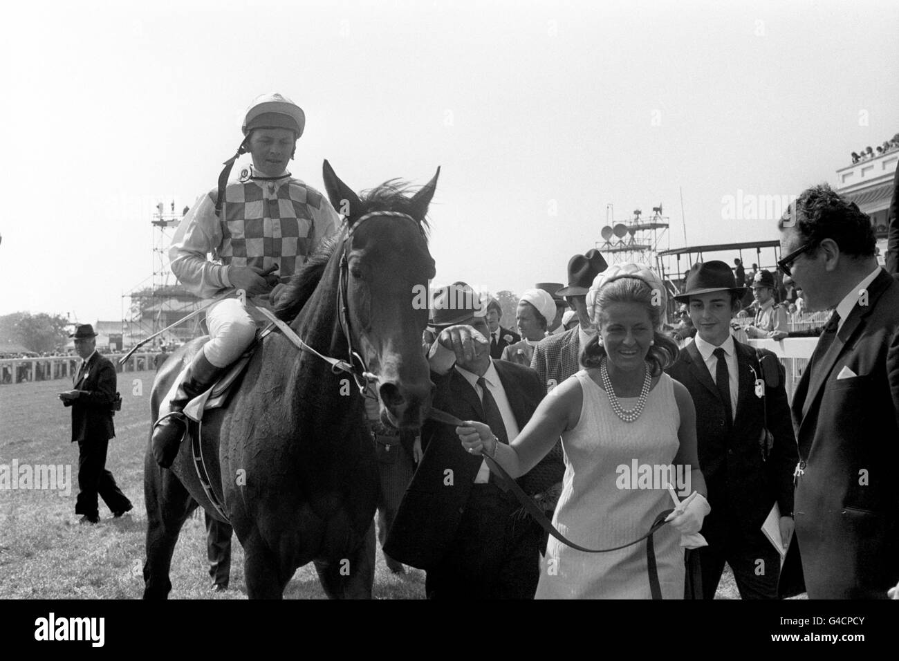 "Lupe", im Besitz von Mrs Stanhope Joel, trainiert von Noel Murless und geritten von Sandy Barclay, wird nach dem Sieg im 1970 Oaks-Einsatz von Mrs Stanhope Joels ältester Tochter Solna Thompson-Jones in die Siegerkapelle geführt. Stockfoto