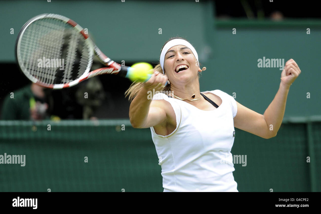 Die französische Aravane Rezai ist am zweiten Tag der Wimbledon Championships 2011 im All England Lawn Tennis und im Croquet Club in Wimbledon gegen die US-amerikanische Serena Williams im Einsatz. Stockfoto