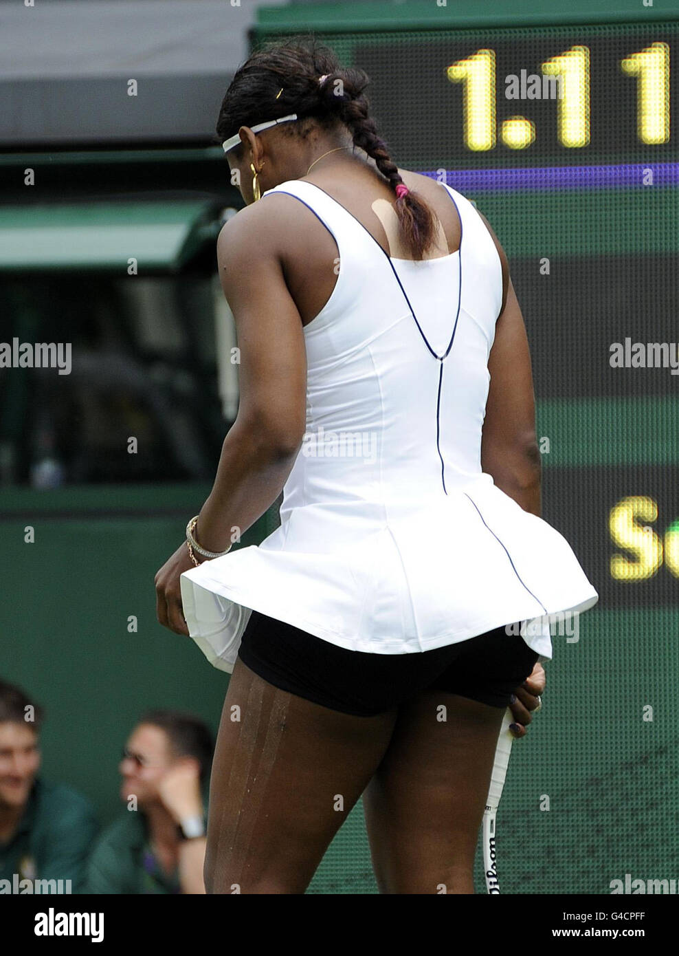 Ein Blick auf die Rückseite des US-amerikanischen Serena Williams-Outfits in ihrem Spiel gegen die französische Aravane Rezai am zweiten Tag der Wimbledon Championships 2011 beim All England Lawn Tennis und Croquet Club in Wimbledon. Stockfoto