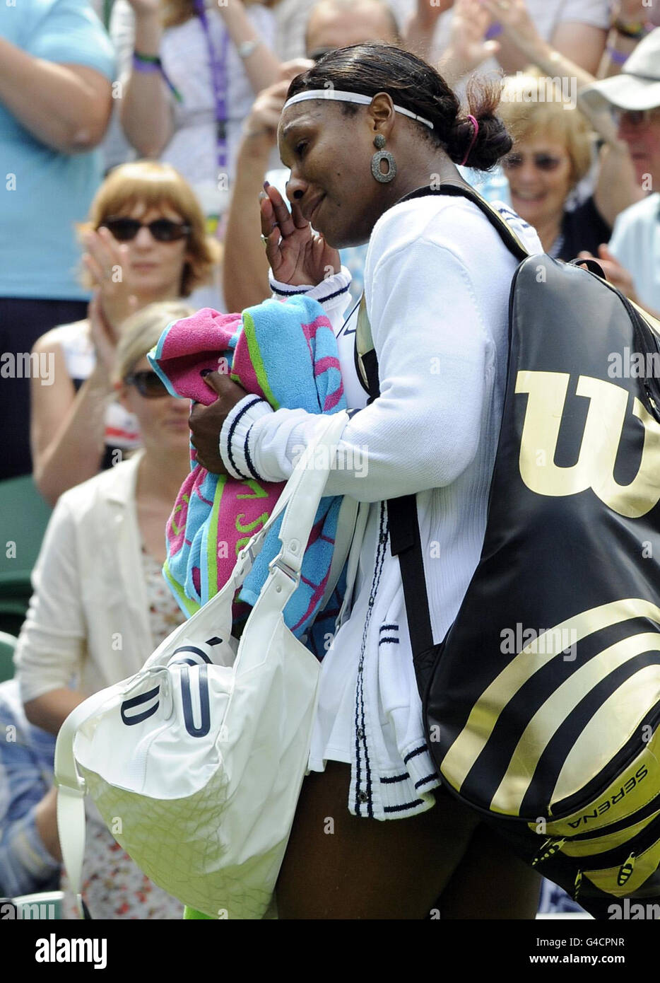 Die US-Amerikanerin Serena Williams wird nach ihrem Spiel gegen die französische Aravane Rezai am zweiten Tag der Wimbledon Championships 2011 beim All England Lawn Tennis und Croquet Club in Wimbledon emotional. Stockfoto