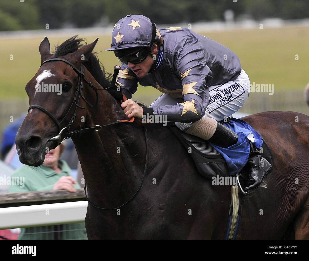 Porgy von Philip Makin geritten gewinnen die St. John Ambulance Einsätzen auf Beverley Racecourse. Stockfoto