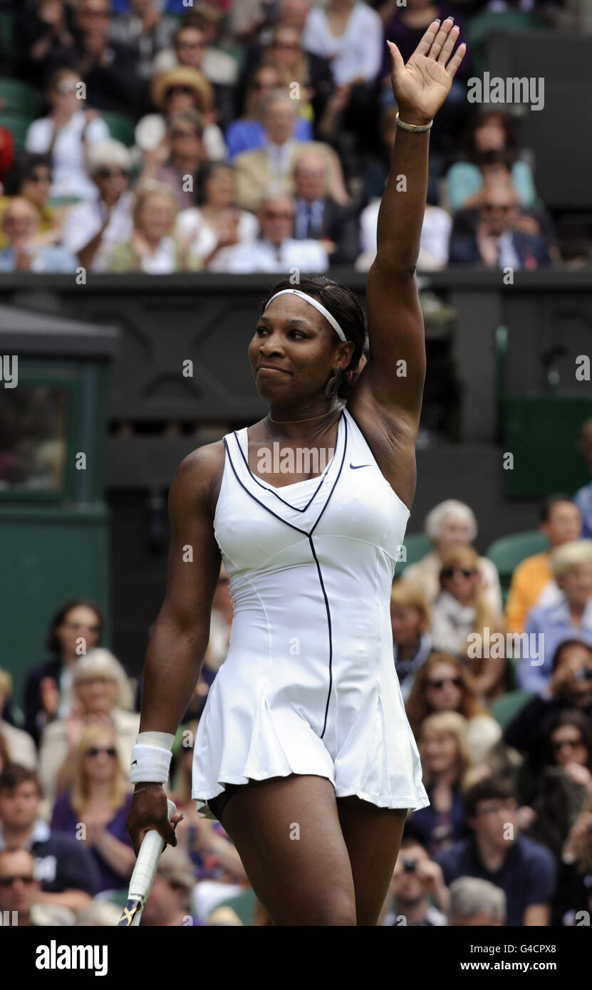 Die US-Amerikanerin Serena Williams feiert während ihres Spiels gegen die französische Aravane Rezai am zweiten Tag der Wimbledon Championships 2011 im all England Lawn Tennis and Croquet Club, Wimbledon. Stockfoto