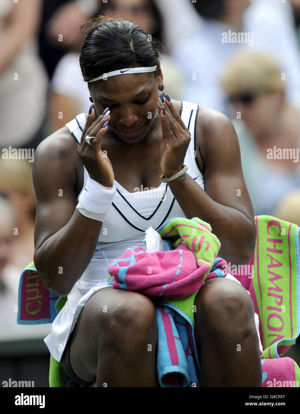 Serena Williams aus den USA zeigt ihre Emotionen, nachdem sie die französische Aravane Rezai am zweiten Tag der Wimbledon Championships 2011 beim all England Lawn Tennis and Croquet Club in Wimbledon besiegt hat. Stockfoto