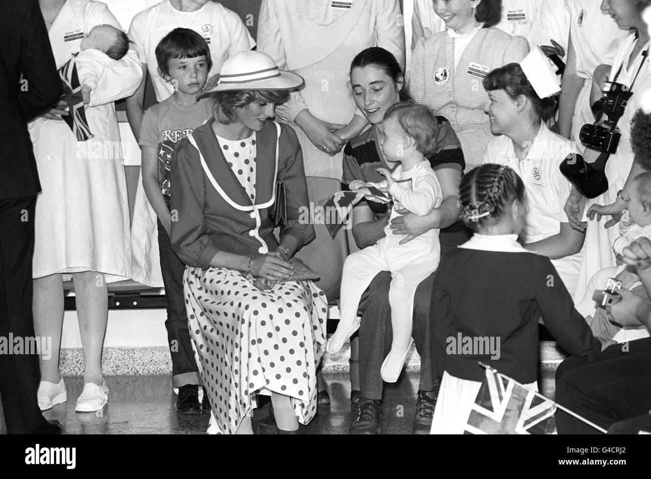 Die Prinzessin von Wales trifft ein junges, unter der Flagge winkendes kanadisches Kind während ihres Besuchs im Janeway Child Health Centre in St. John's. Stockfoto