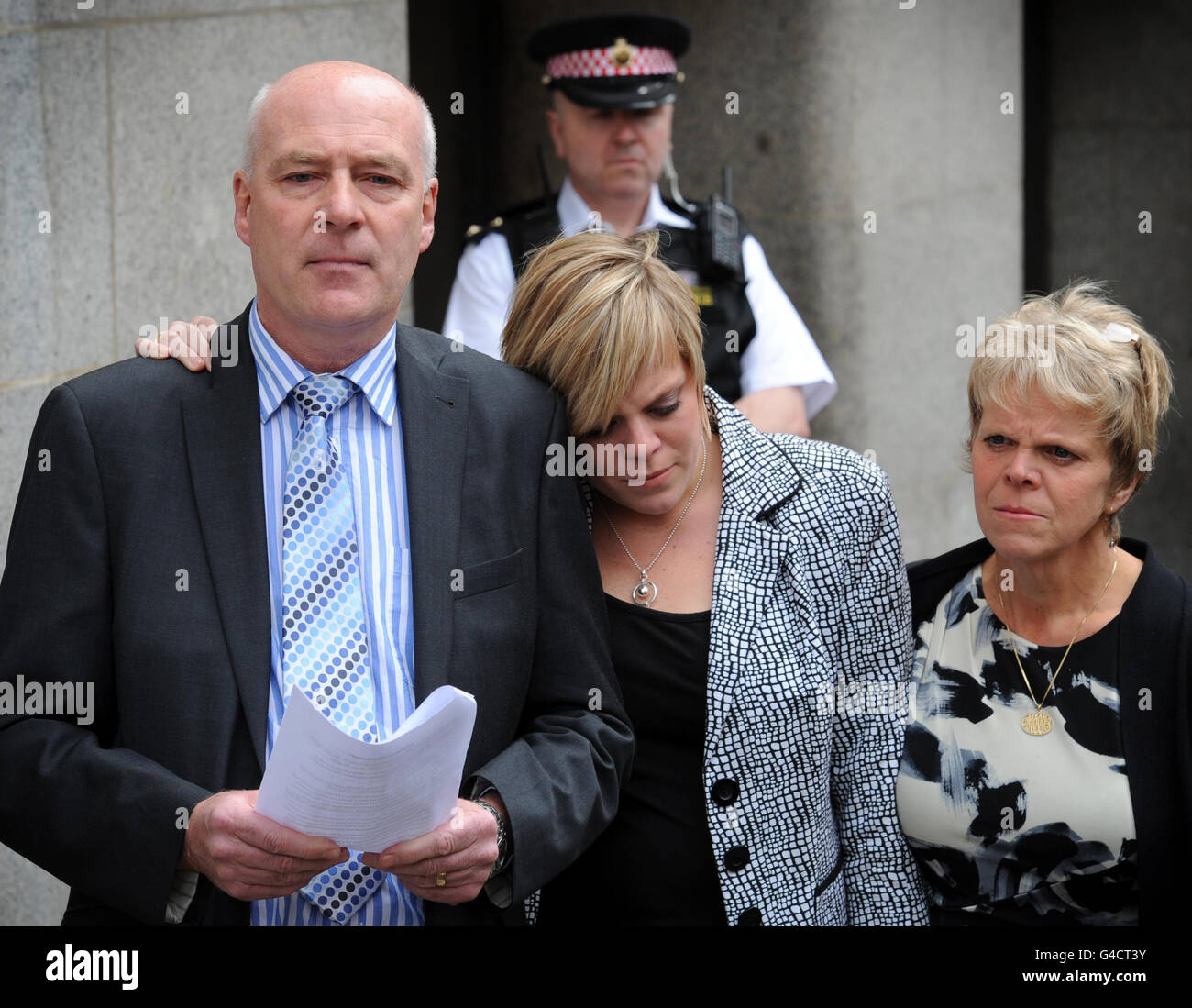 Bob und Sally Dowler, Eltern des ermordeten Schulmädchens Milly Dowler und ihrer Schwester Gemma (Mitte), lasen heute vor den Medien vor dem Old Bailey in London eine Erklärung, nachdem Levi Bellfield gestern für schuldig befunden wurde, Millys Mord begangen zu haben. Stockfoto