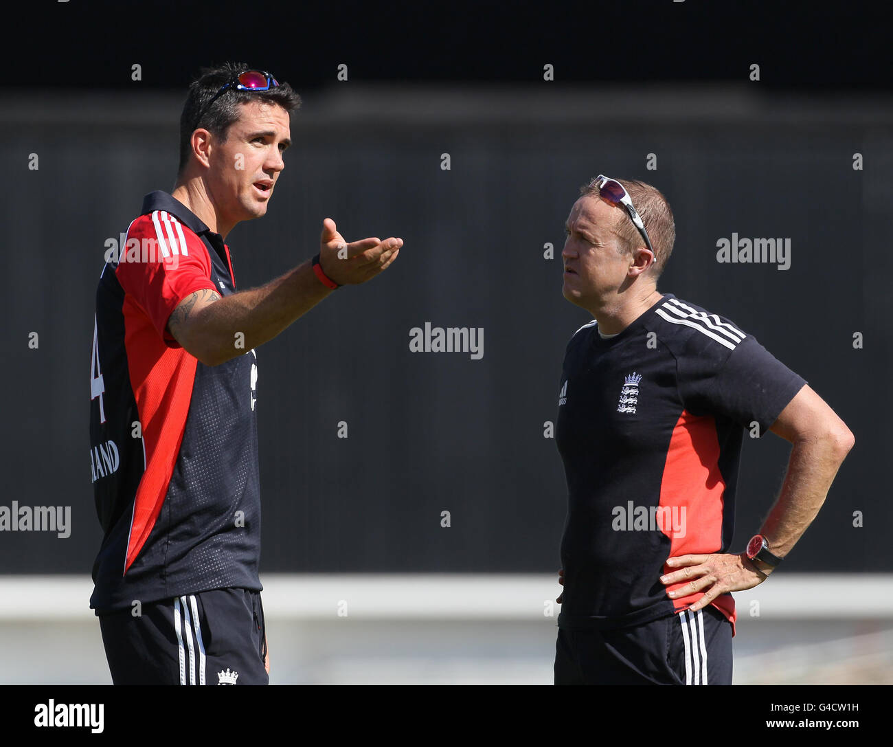 Der englische Kevin Pietersen (links) und Coach Andy Flower während einer Nets-Session im Kia Oval, London. Stockfoto