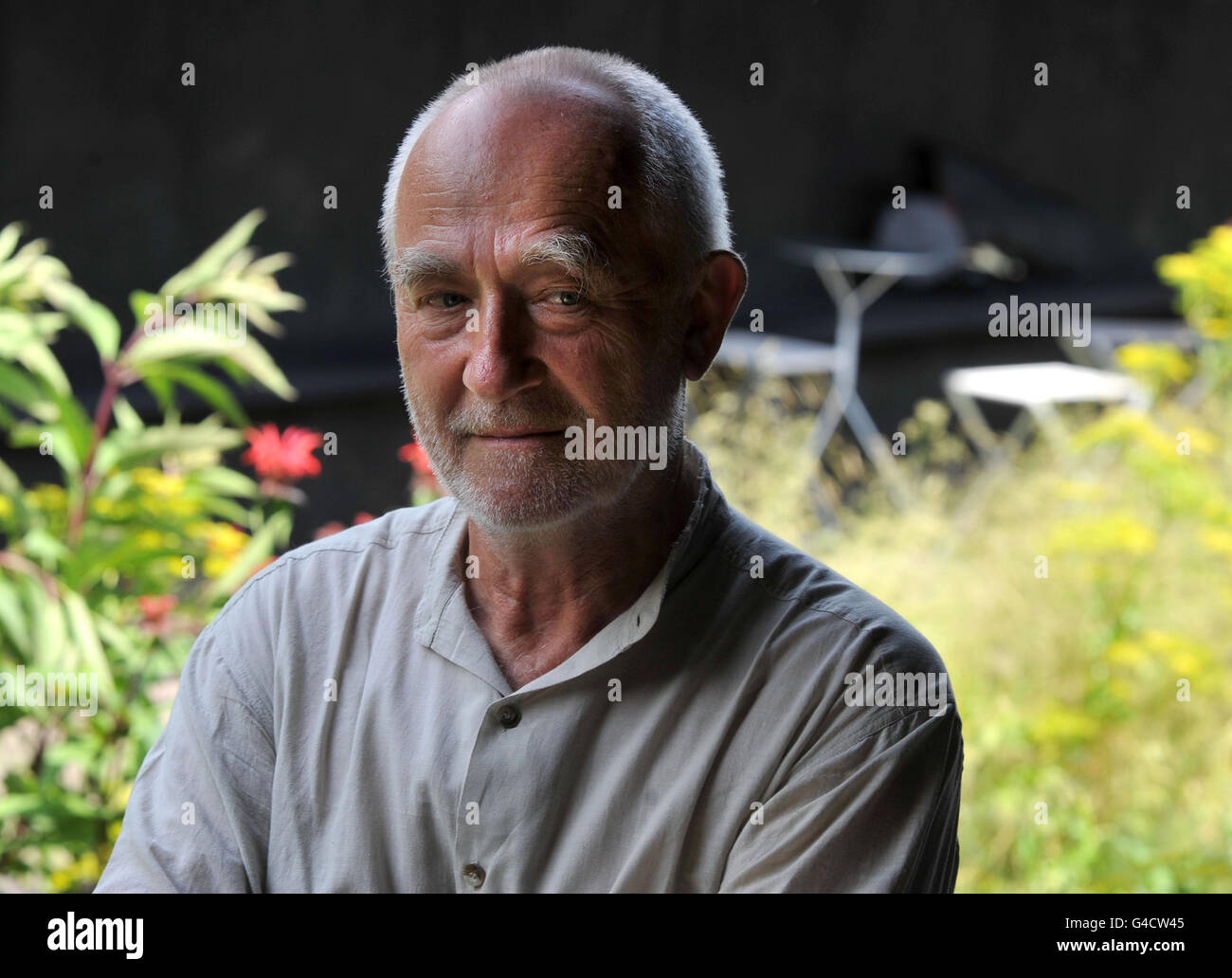 Der mit dem Pritzker-Preis ausgezeichnete Architekt Peter Zumthor steht neben dem Innengarten des diesjährigen Serpentine Gallery Pavilion im Hyde Park, London. Stockfoto