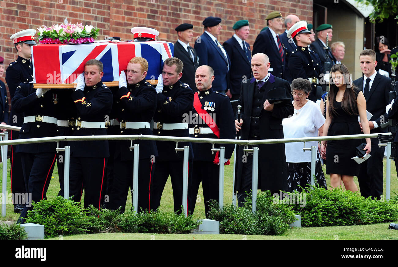 Der Bruder von Lance Corporal Martin Gill, John Daniel, und die Schwester Rebecca, folgen dem Sarg nach seinem Trauerdienst in der Kirche des Guten Hirten in Nottingham. Stockfoto