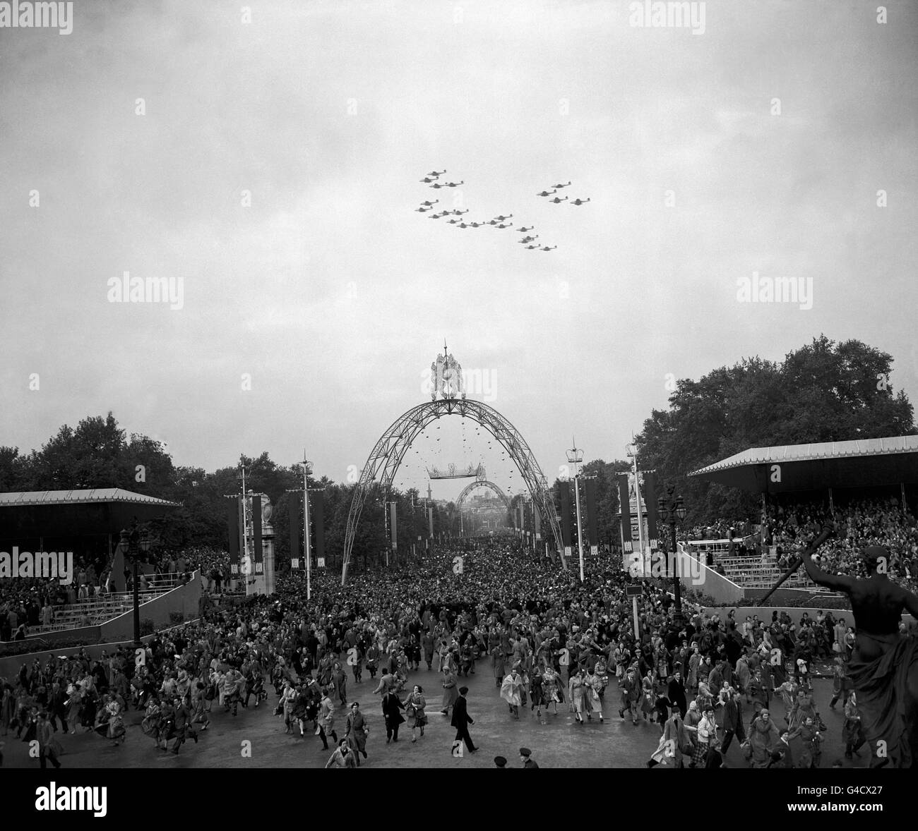 Jet-Flugzeuge fliegen über die überfüllte Mall in der Royal Air Force Salute zur frisch gekrönten Königin Elizabeth II, die vom Balkon des Buckingham Palace aus beobachtete. Stockfoto