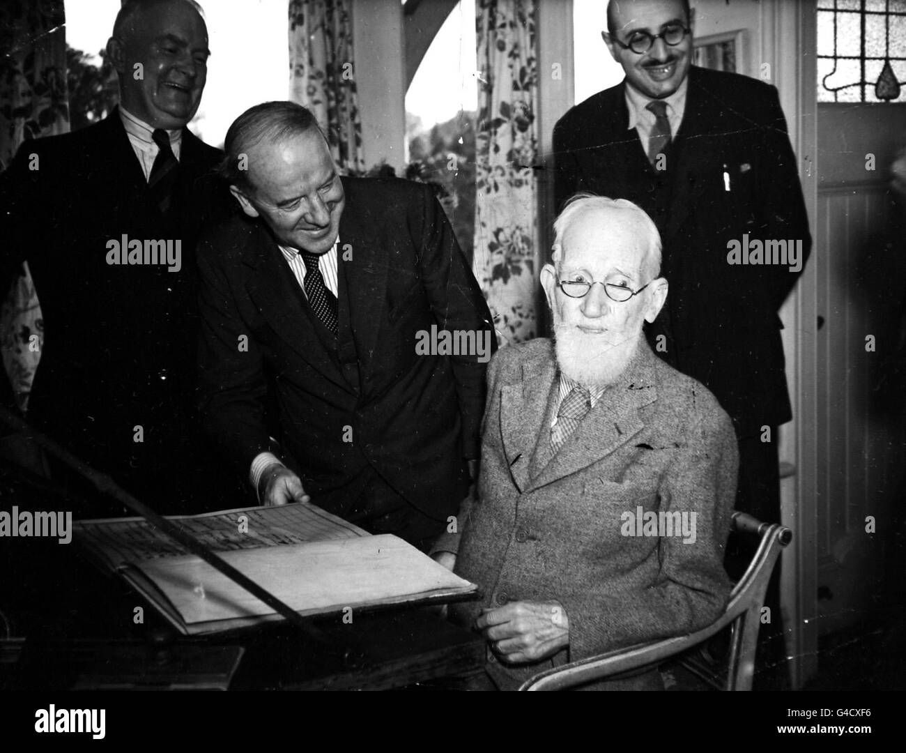 Der Schriftsteller George Bernard Shaw erhält die Freiheit der Stadt Dublin, die ihm in seinem Haus Shaw's Corner in Ayot St. Lawrence, Hertfordshire, verliehen wurde. Stockfoto