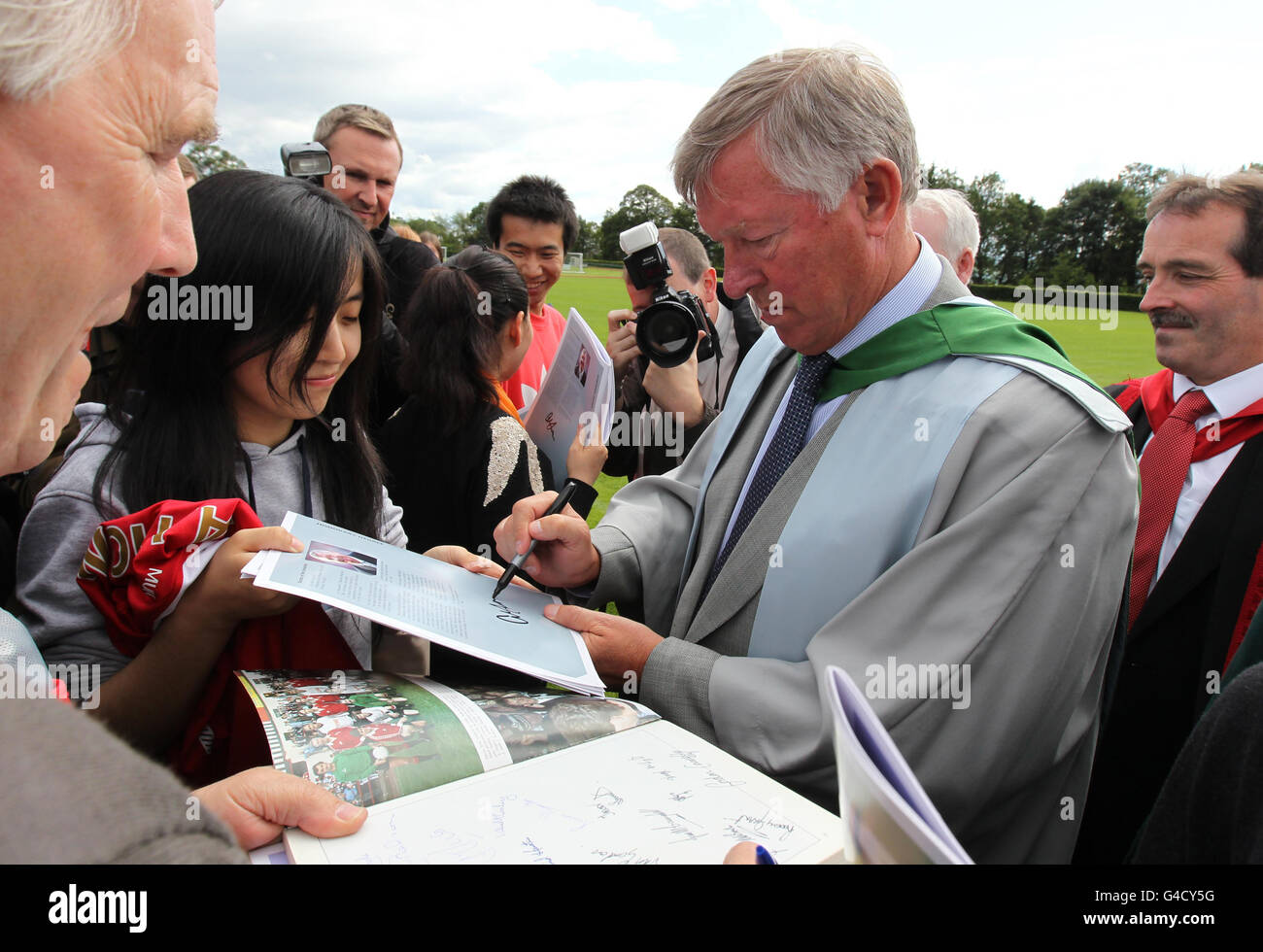 Manchester United Manager Sir Alex Ferguson signiert Autogramme, nachdem er während der Abschlussfeier an der Stirling University, Stirling, mit einer Ehrendoktorwürde belohnt wurde. Stockfoto