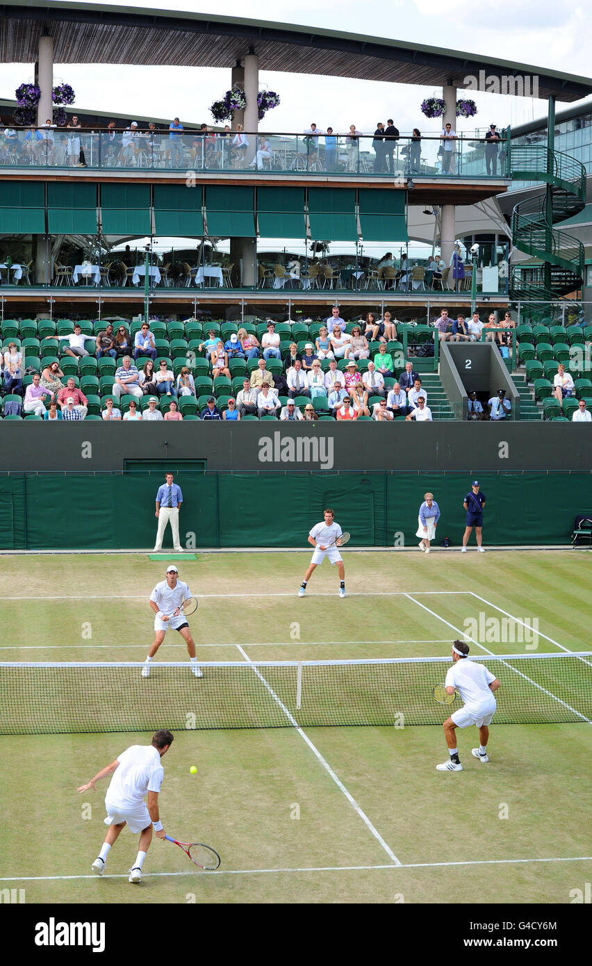 Aktion auf dem Court 3 im Doppelspiel zwischen dem britischen Colin Flemming und Ross Hutchins gegen den deutschen Christopher Kas und dem österreichischen Alexander Peya am 9. Tag der Wimbledon Championships 2011 beim All England Lawn Tennis and Croquet Club in Wimbledon. Stockfoto