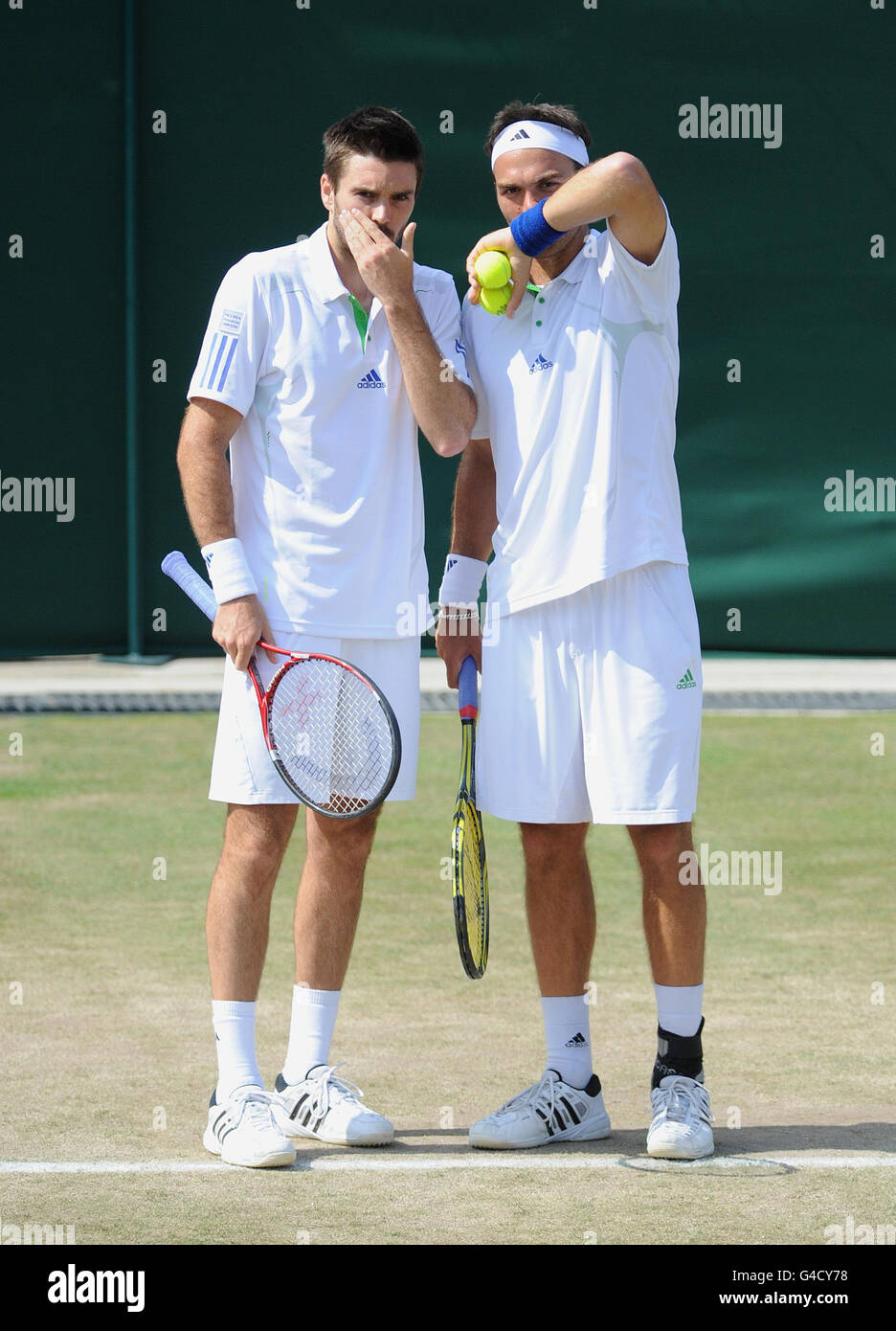 Die Briten Colin Fleming und Ross Hutchins (rechts) im Doppelspiel gegen den deutschen Christopher Kas und den österreichischen Alexander Peya am 9. Tag der Wimbledon Championships 2011 im All England Lawn Tennis and Croquet Club in Wimbledon. Stockfoto