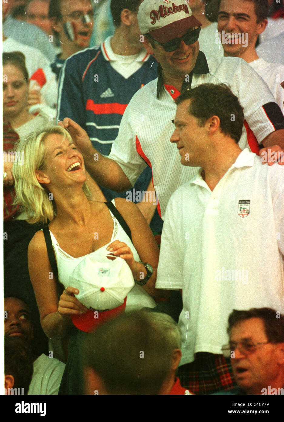 PA-NEWS 30.06.98 ULRIKA JONSSON MIT FREUND PAUL ROBERTS (RECHTS) BEI DIE WM 1998 ENTSPRECHEN ZWEITRUNDEN-MATCH ZWISCHEN ENGLAND UND ARGENTINIEN IN ST. ETIENNE, FRANKREICH. Stockfoto