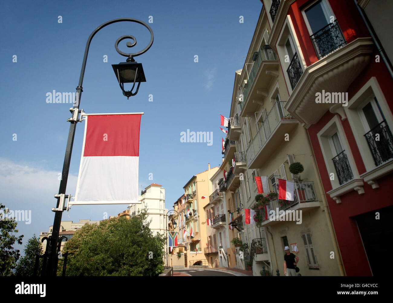 Flaggen von Monaco in den Straßen von Monte Carlo, Monaco, vor der Hochzeit von Prinz Albert II. Und Charlene Wittstock. Stockfoto