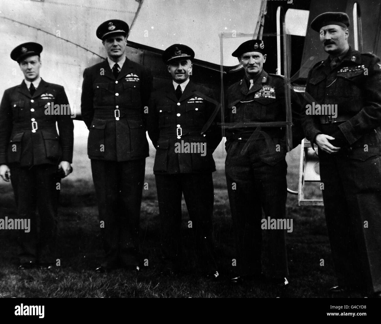 Gruppe (L bis R): Sq/LDR. Duncan, (Montip Pilot), Group Capt. D.S. MacDonald, D.F.C.; Air Commodore T.B. Prickman; Feldmarschall Sir Bernard Montgomery und General Neil M. Ritchie. Stockfoto