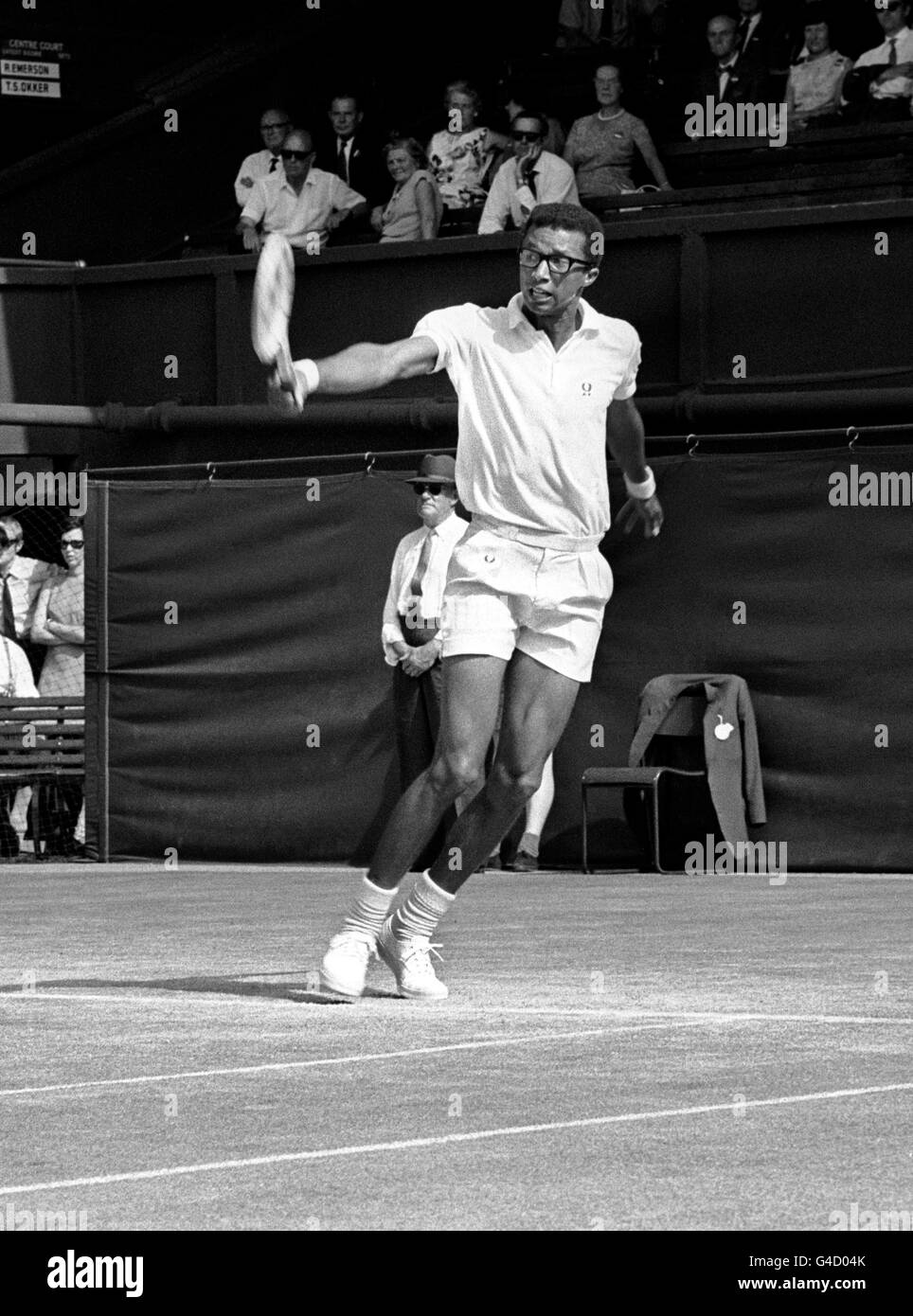 07/02/1993: Starb an diesem Tag, amerikanischer Tennisspieler, Arthur Ashe, von Komplikationen, die aus AIDS PA NEWS PHOTO 1/7/68 AMERICA'S ARTHUR ASHE IN AKTION WÄHREND DER MÄNNER SINGLES WIMBLEDON TENNIS CHAMPIONSHIP Stockfoto
