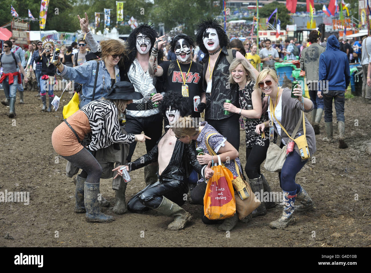 Nachtschwärmer verkleiden sich als die Band Kiss und ziehen ihre ganz eigenen Gruppen auf dem Glastonbury Festival in Worthy Farm, Pilton an. Stockfoto