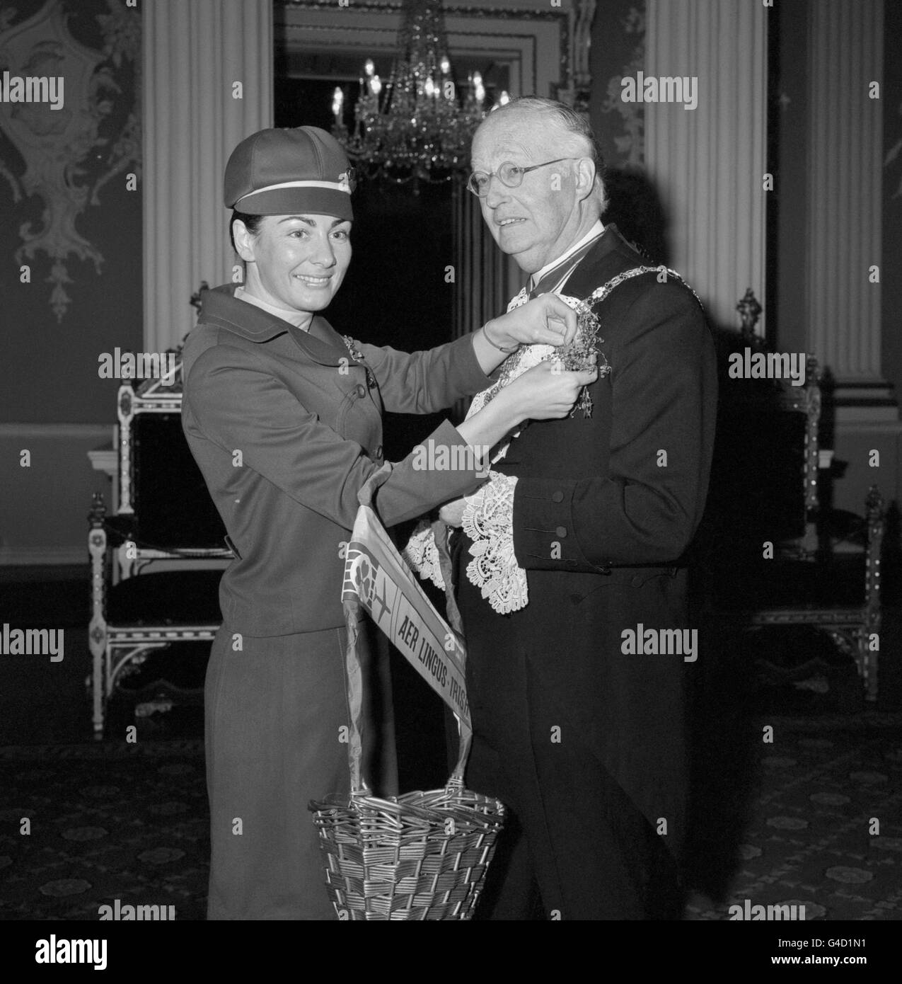 Die Gastgeberin von Aer Lingus, Joan Pierce, aus Dublin, pinnte eine Spritze Shamrock an das Revers des Londoner Oberbürgermeisters Sir Hugh Wontner im Mansion House. Der Shamrock wurde pünktlich zum St. Patrick's Day aus Dublin eingeflogen. Stockfoto