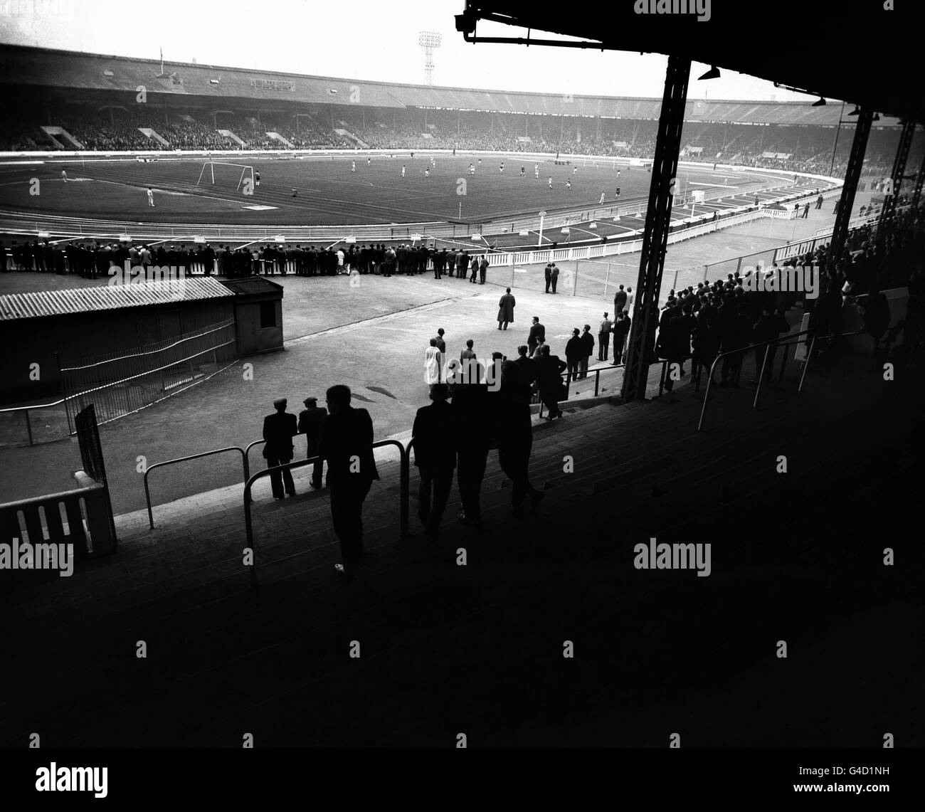 Ein Blick auf das Spiel zwischen Queens Park Rangers und Notts County vom Restaurant in White City aus gesehen Stadion Stockfoto