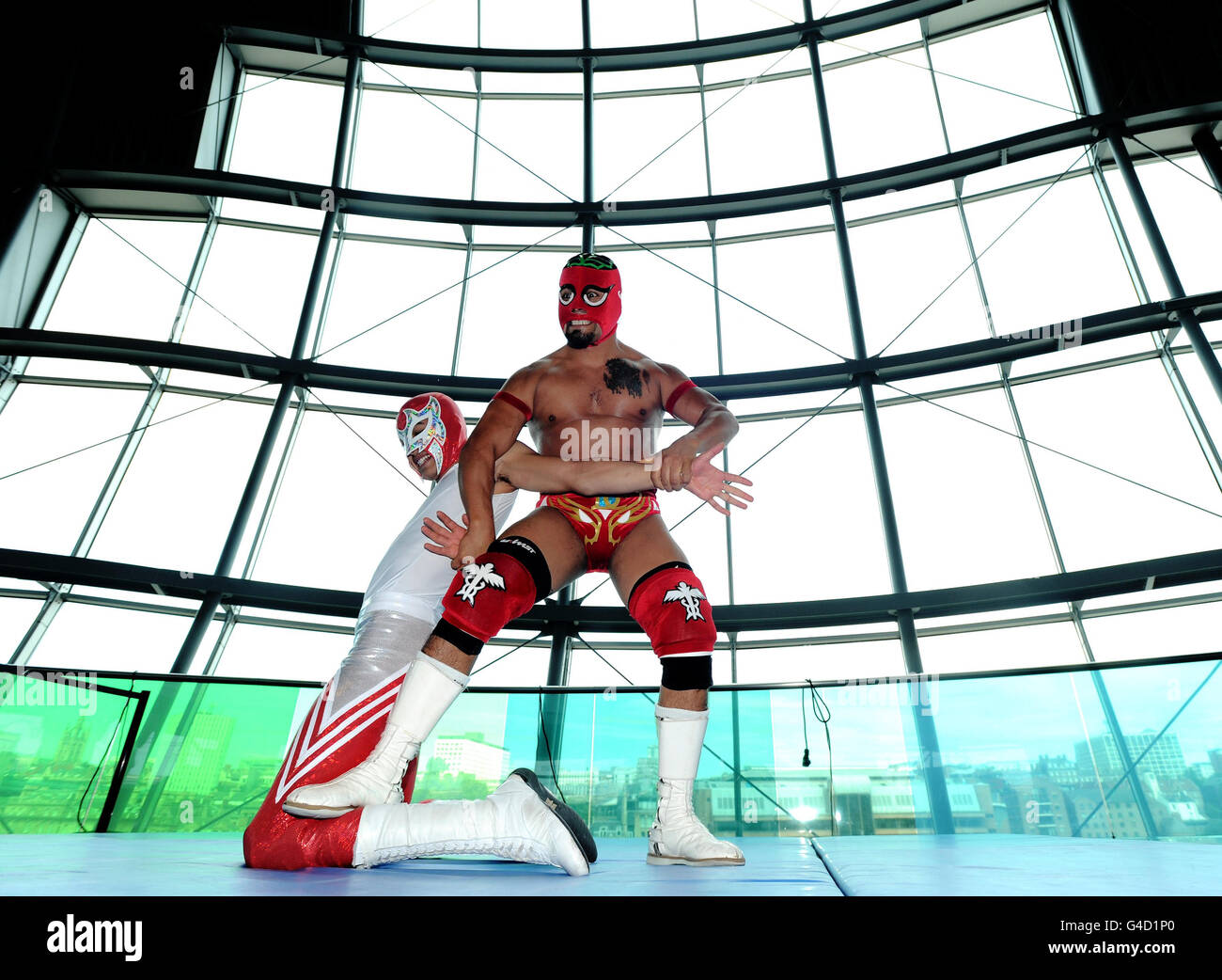Die mexikanische Wrestling-Gruppe 'Lucha Future' übt dort im Sage Music Center in Gateshead, vor ihrer Show heute Abend. Die Gruppe besteht aus 14 maskierten mexikanischen Luchadoren. Stockfoto