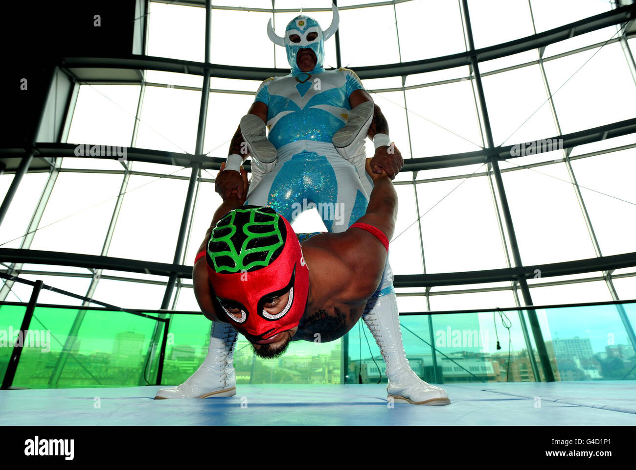 Die mexikanische Wrestling-Gruppe 'Lucha Future' übt dort im Sage Music Center in Gateshead, vor ihrer Show heute Abend. Die Gruppe besteht aus 14 maskierten mexikanischen Luchadoren. Stockfoto