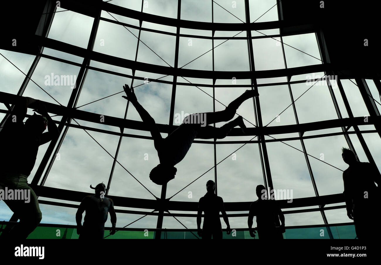 Die mexikanische Wrestling-Gruppe 'Lucha Future' übt dort im Sage Music Center in Gateshead, vor ihrer Show heute Abend. Die Gruppe besteht aus 14 maskierten mexikanischen Luchadoren. Stockfoto