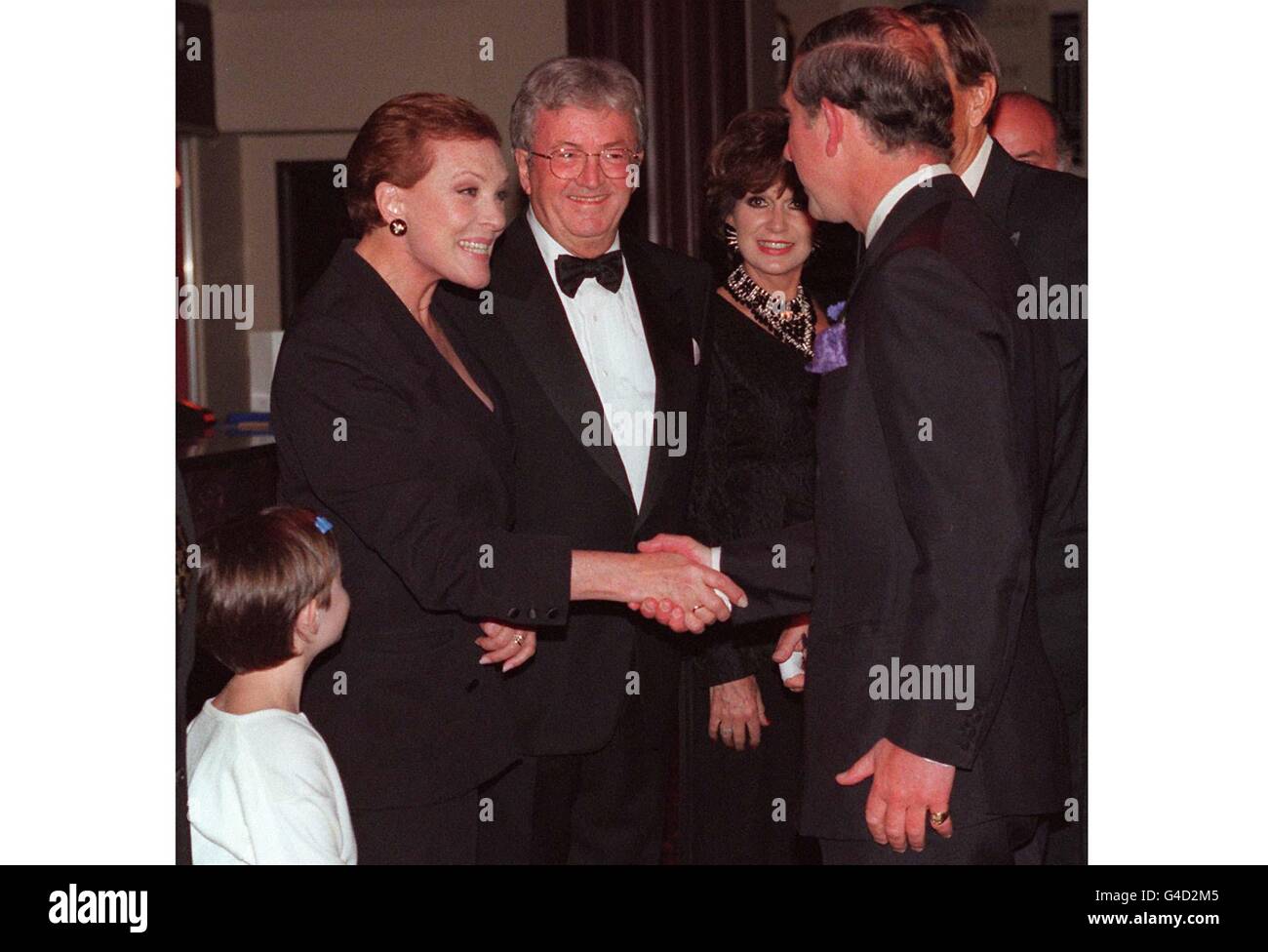 Der Prinz von Wales trifft Julie Andrews (links) bei der Premiere der neuen Bühnenversion von Dr. Dolittle im Hammersmith Apollo, London, heute Abend (Montag). Julie spielt die Stimme des Papageien in der Show, die Prinz Charles mit seinem jüngsten Sohn Prinz Harry besuchte. PA-Fotos (Reuter-Poolfoto) Stockfoto