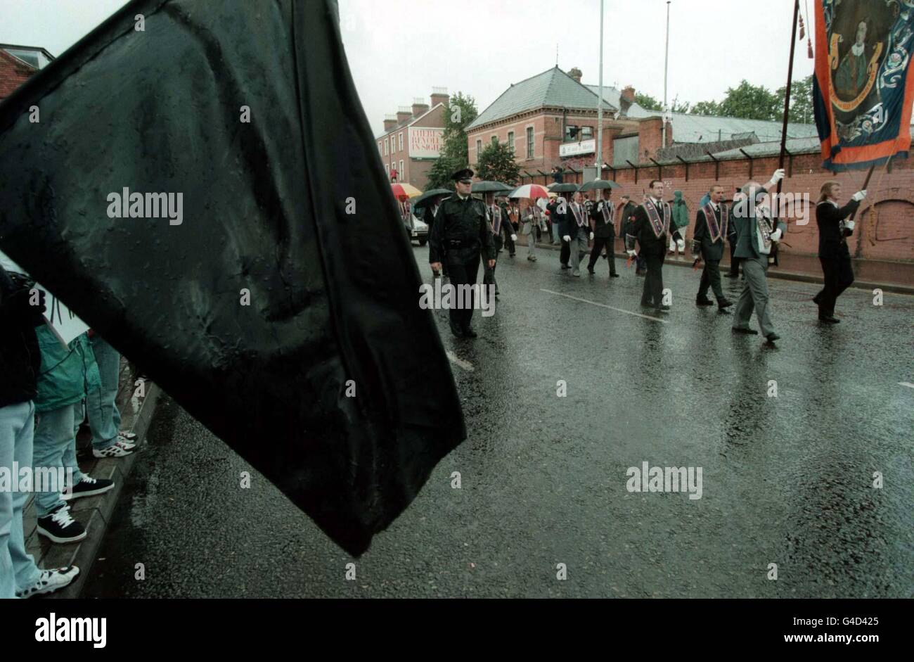 Ballynafeigh Orange Order District marsch heute (Montag) an einem nationalistischen Protest, der Länge der Lower Ormeau Road, in Belfast vorbei, auf dem Weg zur Hauptparade nach Edenderry, am Stadtrand von Belfast. Bild von Brian Little/PA Stockfoto