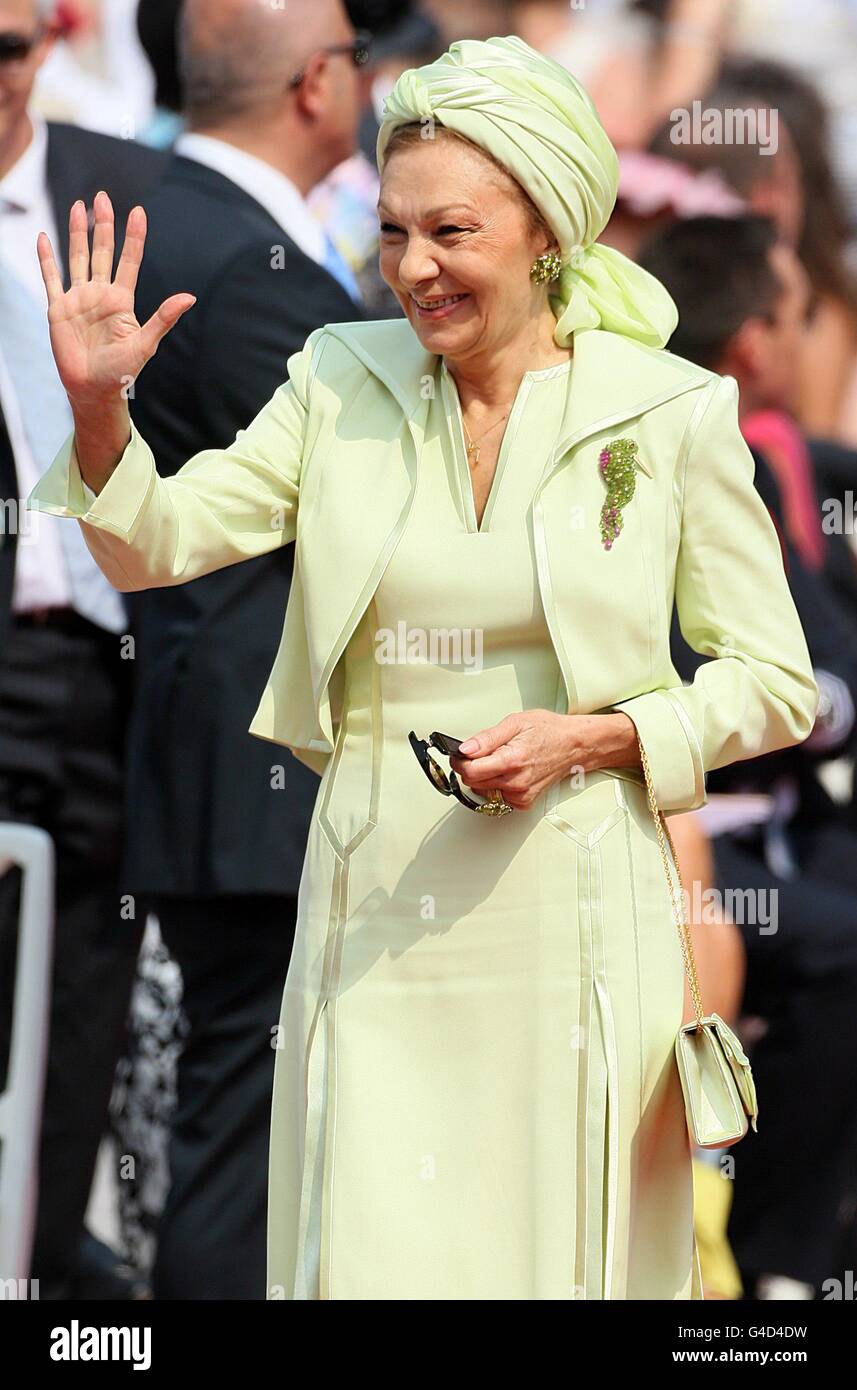 Prinzessin Farah Pahlavi von Iran kommt zur Hochzeit von Prinz Albert II von Monaco und Charlene Wittstock am Place du Palais an. Stockfoto