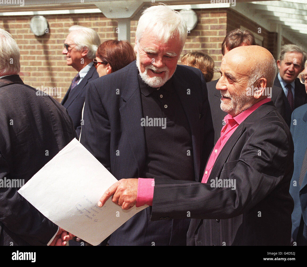 Schauspieler Tony Booth (Vater von Cherie Booth) und Warren Mitchell (rechts), im Krematorium in Amersham, Bucks, heute (Dienstag), für die Beerdigung des Schriftstellers Johnny Speight, der Schöpfer der East End Legende Alf Garnett, die Figur in Till Death US do Part und in Sickness und in Health, Die beide Darsteller mitspielte. Herr Speight starb im Alter von 78 Jahren nach einem kurzen Kampf gegen Krebs. Siehe PA Story FUNERAL Speight. Foto von Justin Williams. Stockfoto