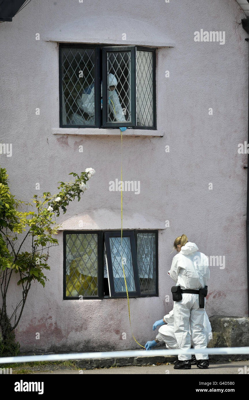 Szenen von Kriminalbeamten auf einem Grundstück in der Crookes Lane, Kewstoke, wo ein Mann verhaftet wurde, nachdem der Leichnam einer Frau entdeckt wurde. Stockfoto