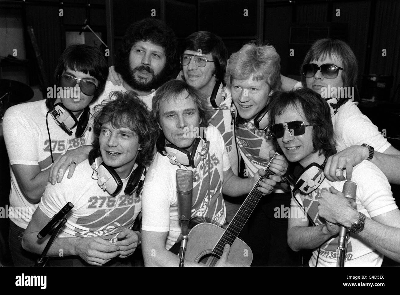 PA NEWS PHOTO 8/10/78 : RADIO 1 DJ'S MIKE READ, PETER POWELL, DAVE LEE TRAVIS, PAUL BURNETT, SIMON BATES, DAVID 'KID' JENSEN, ADRIAN JUSTE UND ADRIAN JOHN IN EINEM LONDONER STUDIO EINE PAUSE VON DER AUFNAHME 'THE NEW WELLENLÄNGEN' Stockfoto